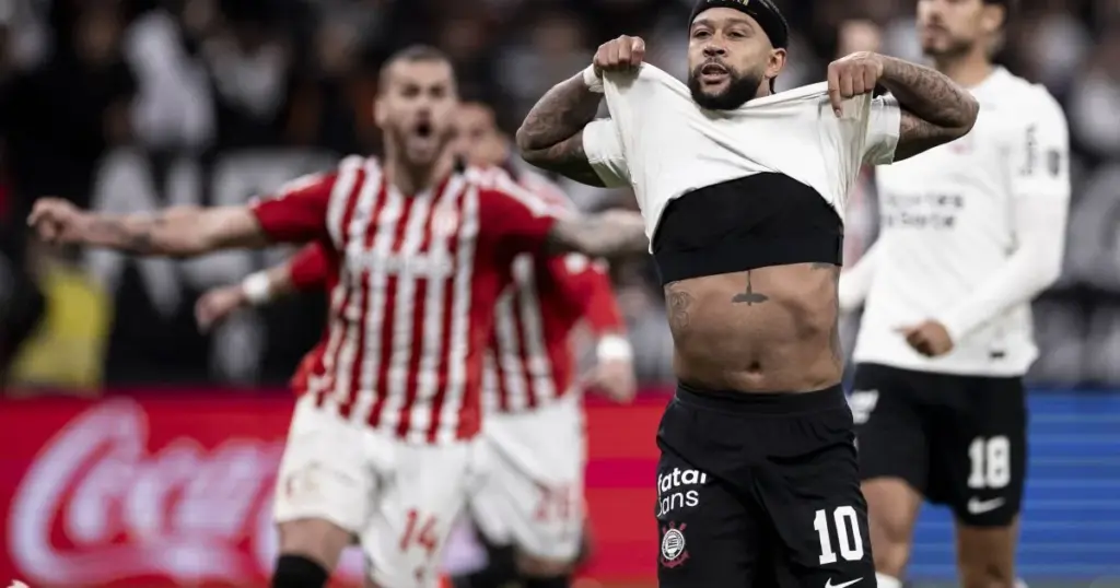 Gustavo Henrique e Memphis não passam pela zona mista e podem gerar multa para o Corinthians