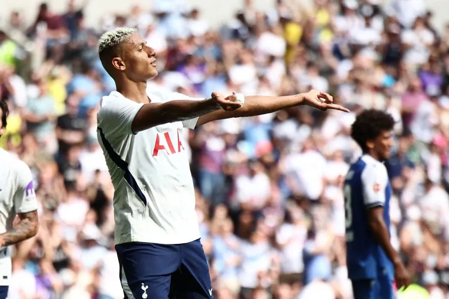 Richarlison não é inscrito pelo Tottenham na Premier League nem jogará Copa da Liga Inglesa